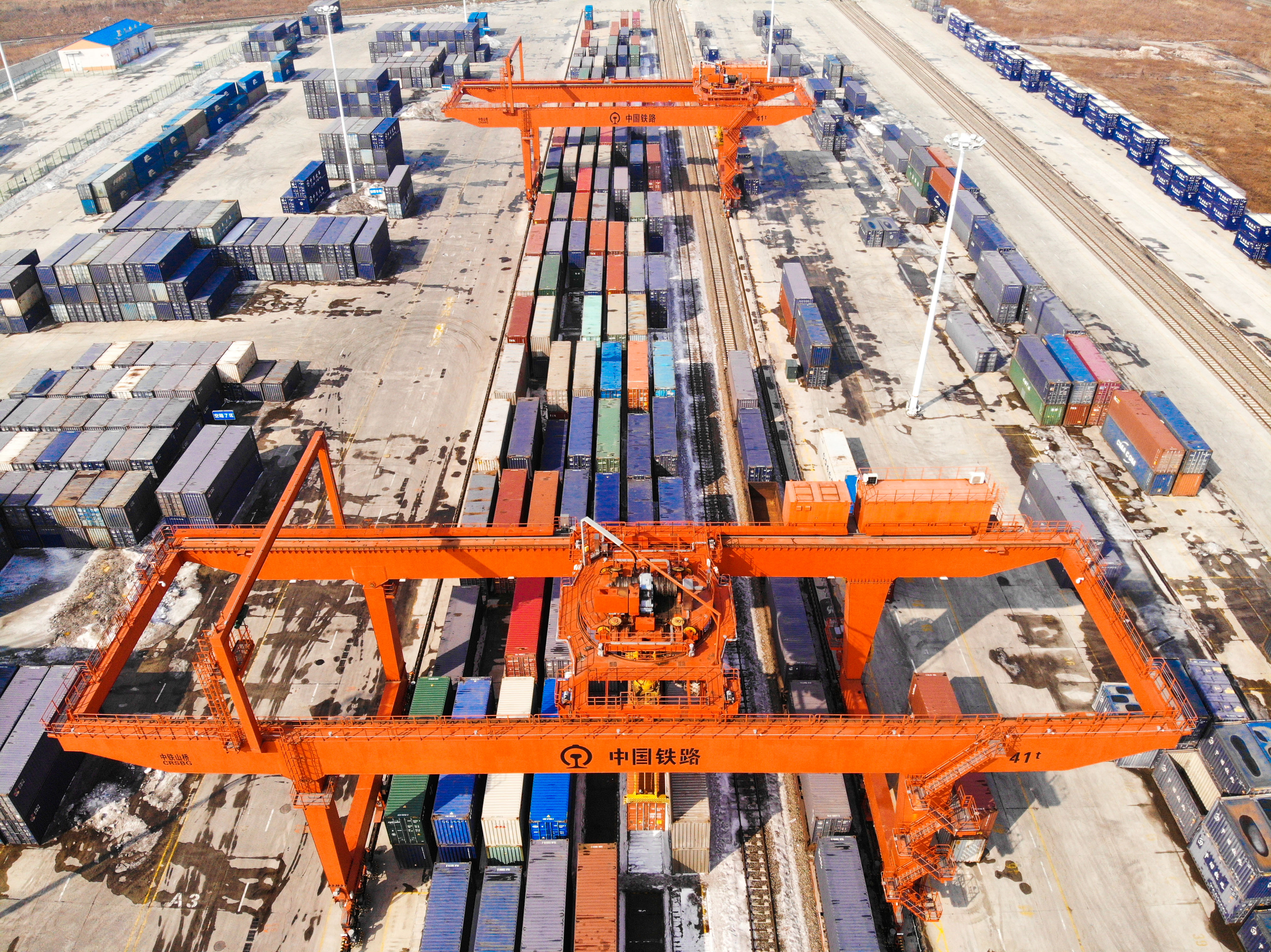 哈尔滨:铁路货运量实现恢复性增长(1)