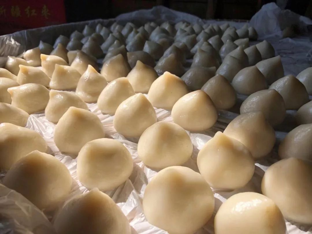 旅行已经迫不及待拿上一个团子,馋煞哩,咬一口,哇,一边嘘溜溜地吸凉气