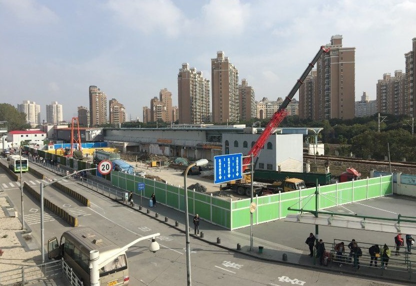 上海莲花路地铁站附近开始建设交通枢纽,多条公交车改变停靠点