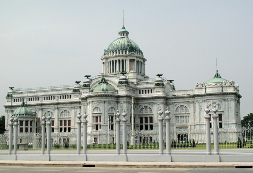 旅游:曼谷旧国会大厦旅游,一座典型的白色欧式建筑!