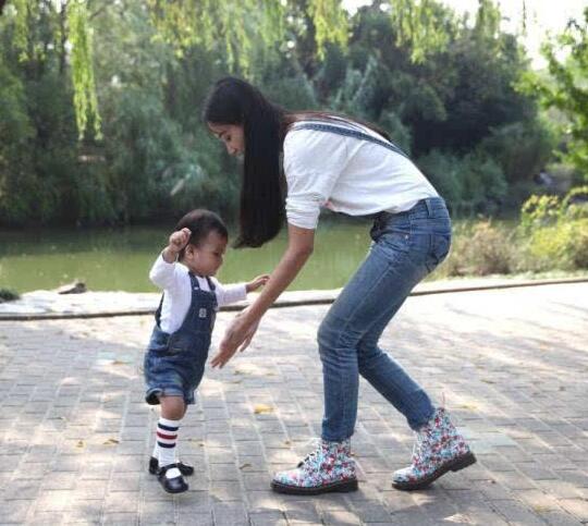 黄晓明儿子小海绵近照曝光,和杨颖互动学走路很萌!网友:超帅!