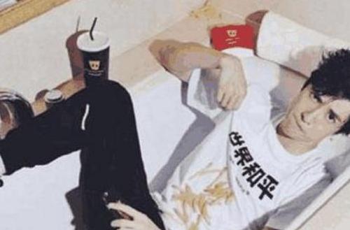 带你看看薛之谦上海的豪宅,客厅落地窗对着江景,温馨而且风景好