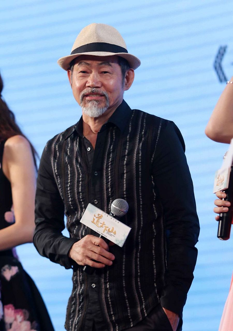 2018年,成龙出800万邀请元华去拍戏,元华直接拒绝了,而陈思诚出10万