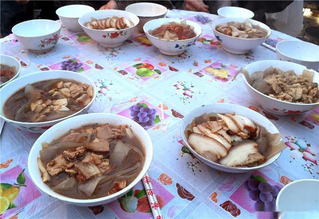 在农村办丧事,为什么送完葬还要回来摆宴吃饭,这是为什么?