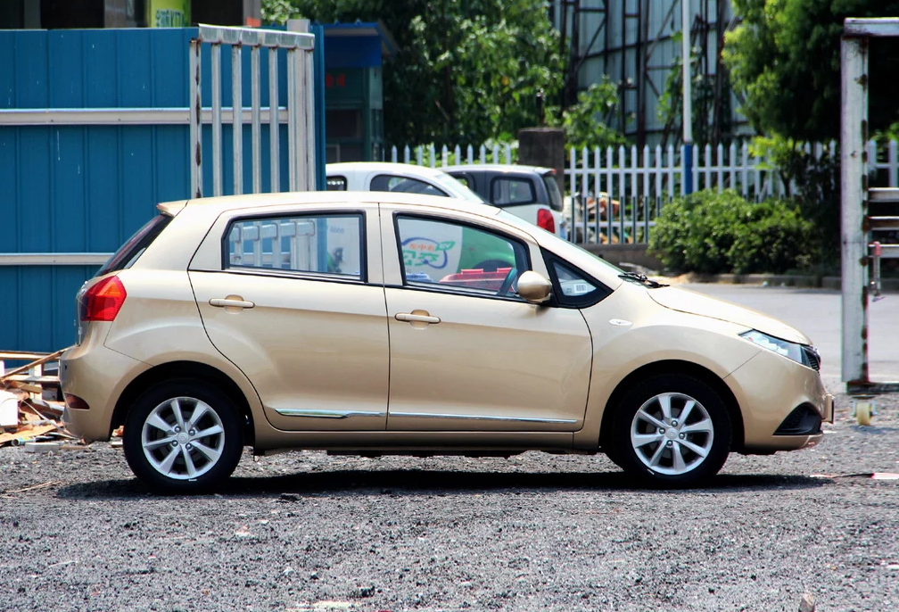 整体设计神秘的全球鹰k17,拥有很炫酷的外形,车型显得沉稳