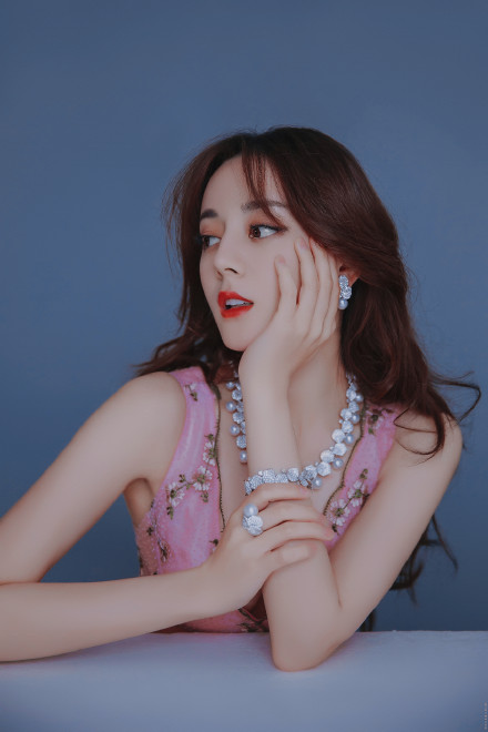 迪丽热巴清新可爱,美丽动人,身材玲珑有致