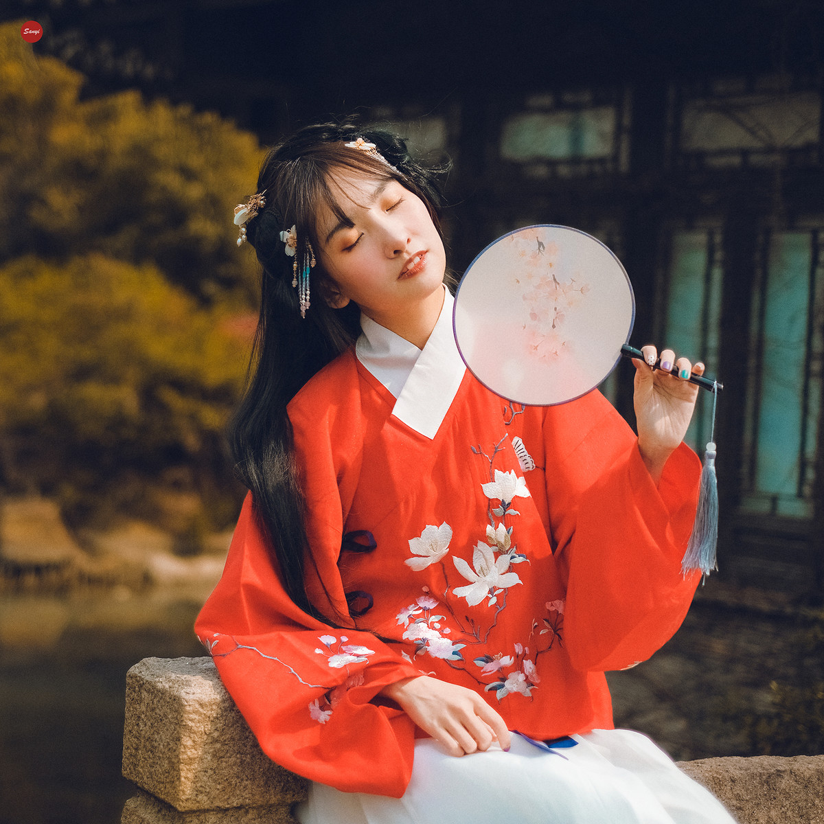 古风少女,轻抚圆扇