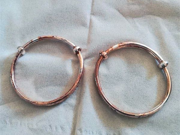 商场买的手镯 不仅颜色变了还生锈