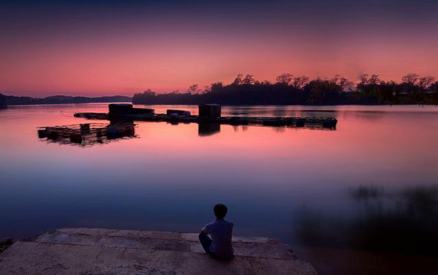 元宵节邀对之寒风萧瑟,游子踽踽独行背影的上联:风中寥落一孤客