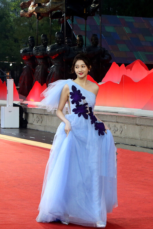 关晓彤总算穿对了,斜肩礼服穿出了女人的韵味,摆脱往日造型黑洞