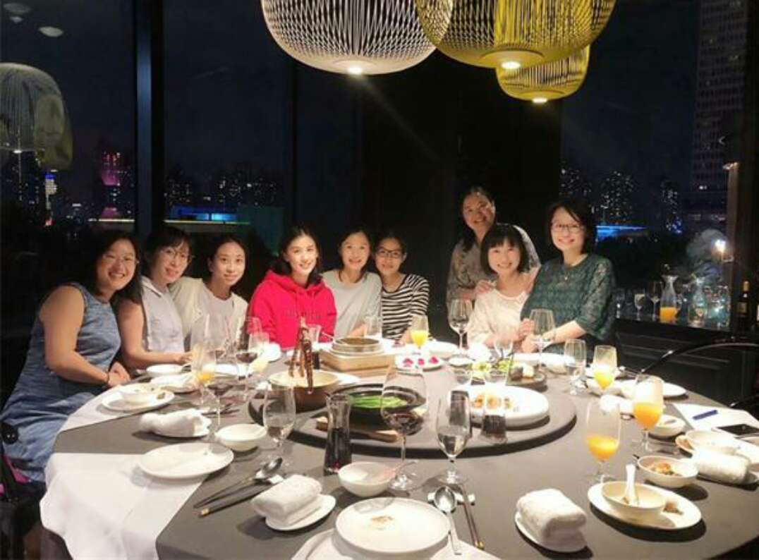 黄圣依与同学聚会合影,颜值稳站c位,网友:岁月从不败美人!