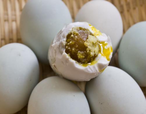 鸭蛋表面发霉或长癍的这种鸭蛋千万不要再吃,因为鸭蛋长时间处于潮湿
