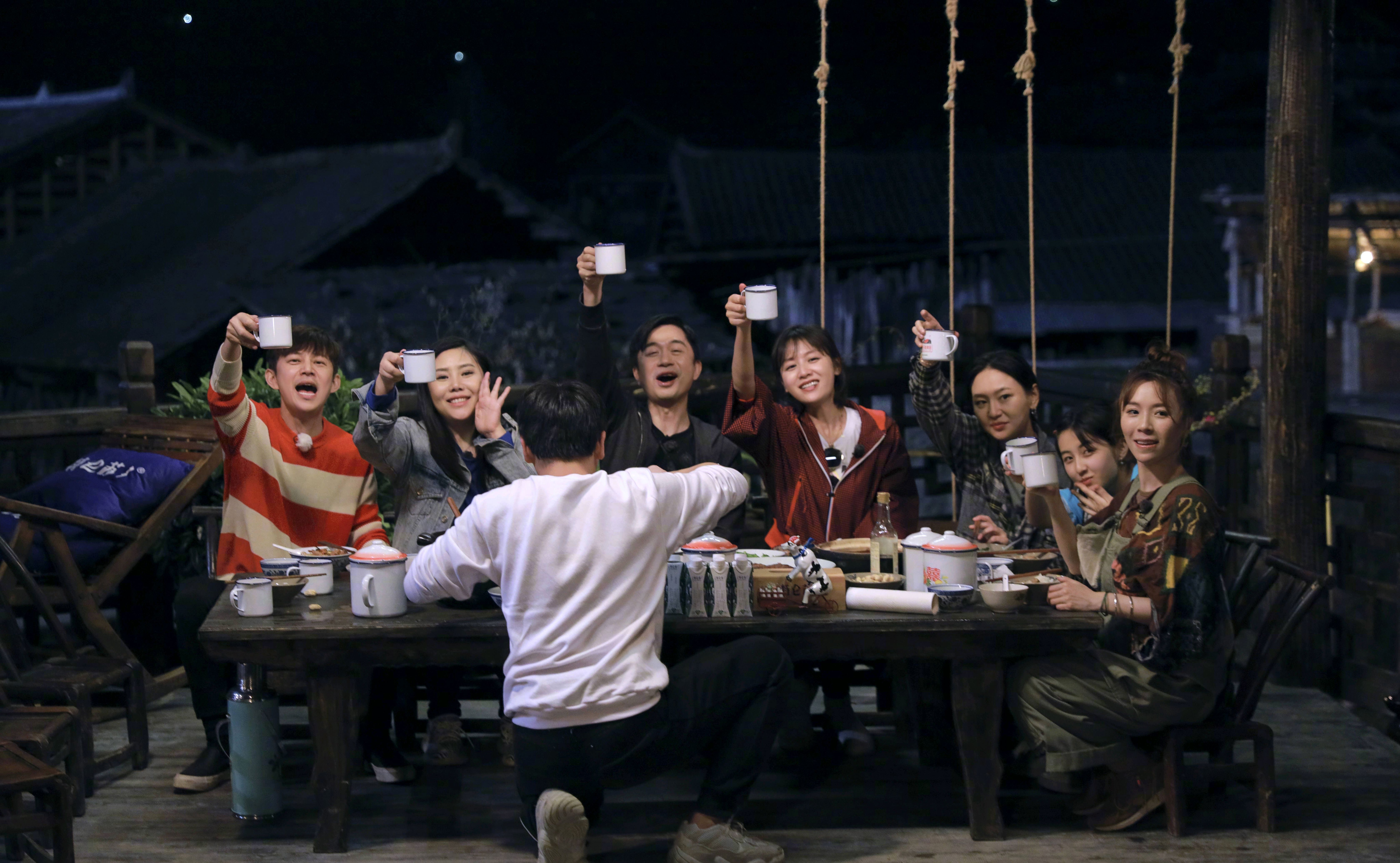 彭昱畅为他在《向往的生活》中长胖找了个理由,不吃饱怎么劈柴.