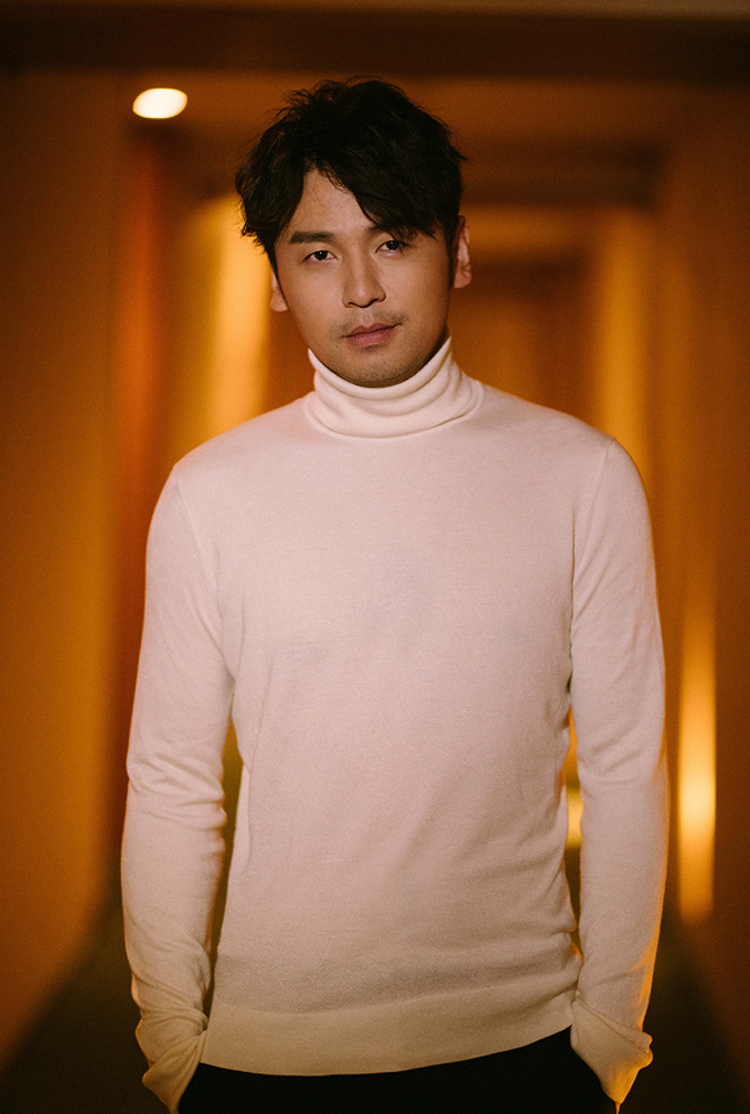 雷佳音又颓废走机场,"鸡窝头"沧桑又成熟,证件照惊艳了我!