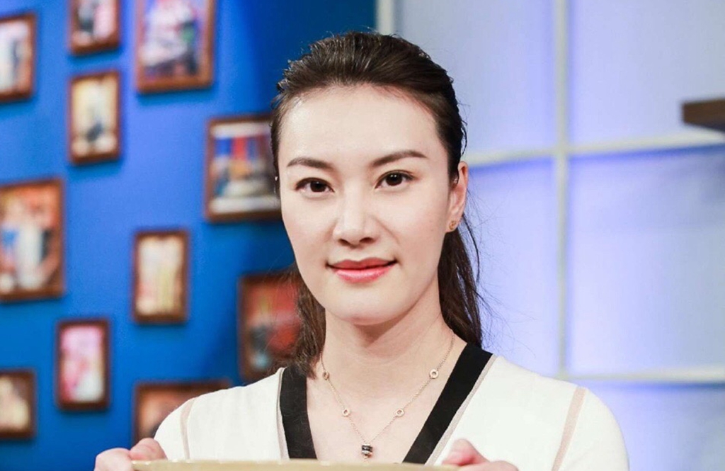 谢杏芳近照曝光,剪短发优雅迷人,网友:林丹都配不上你了!