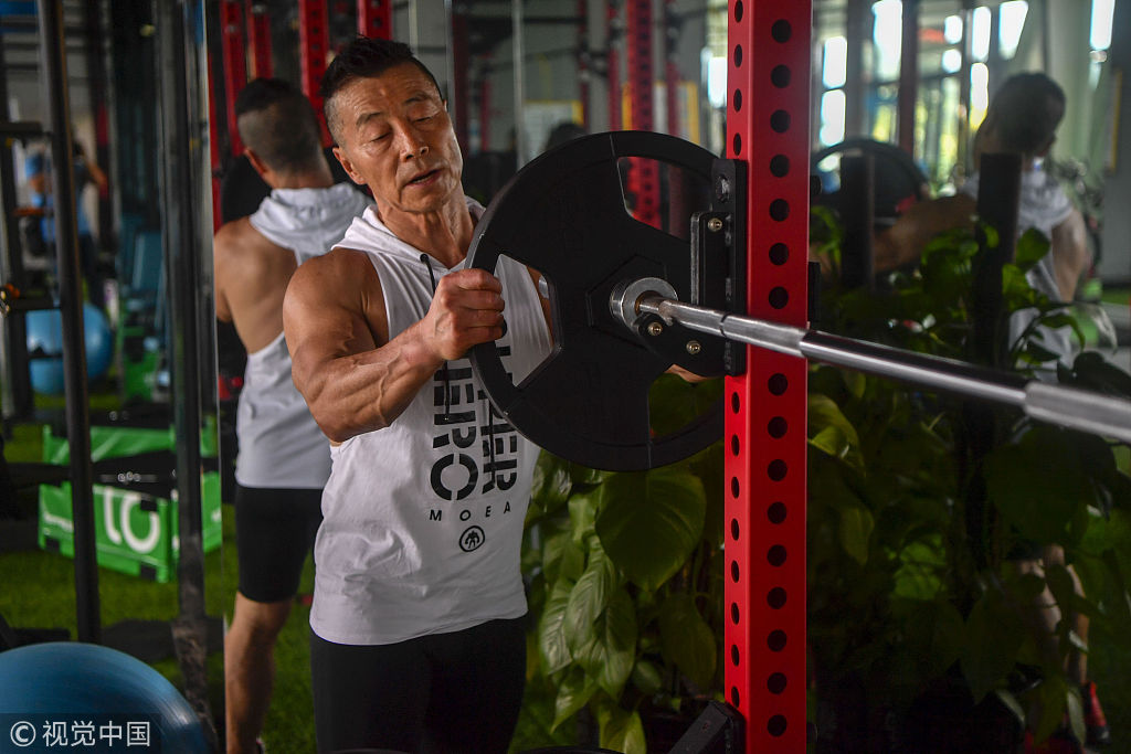 杨新民在准备每天的食材	 图片来源:视觉中国