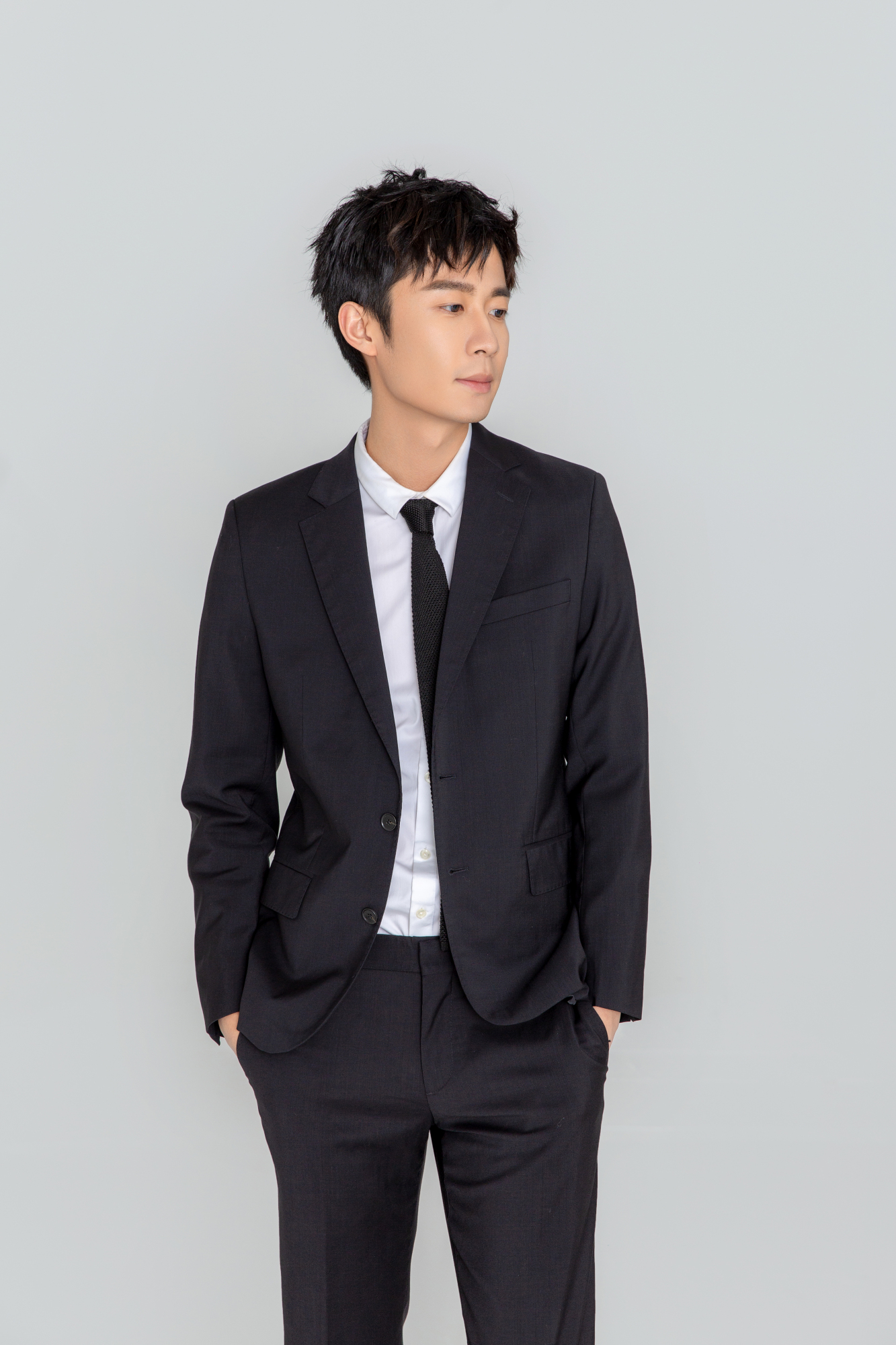 赵倬霆全新大片有款有型 西装少年初显型格质感满分