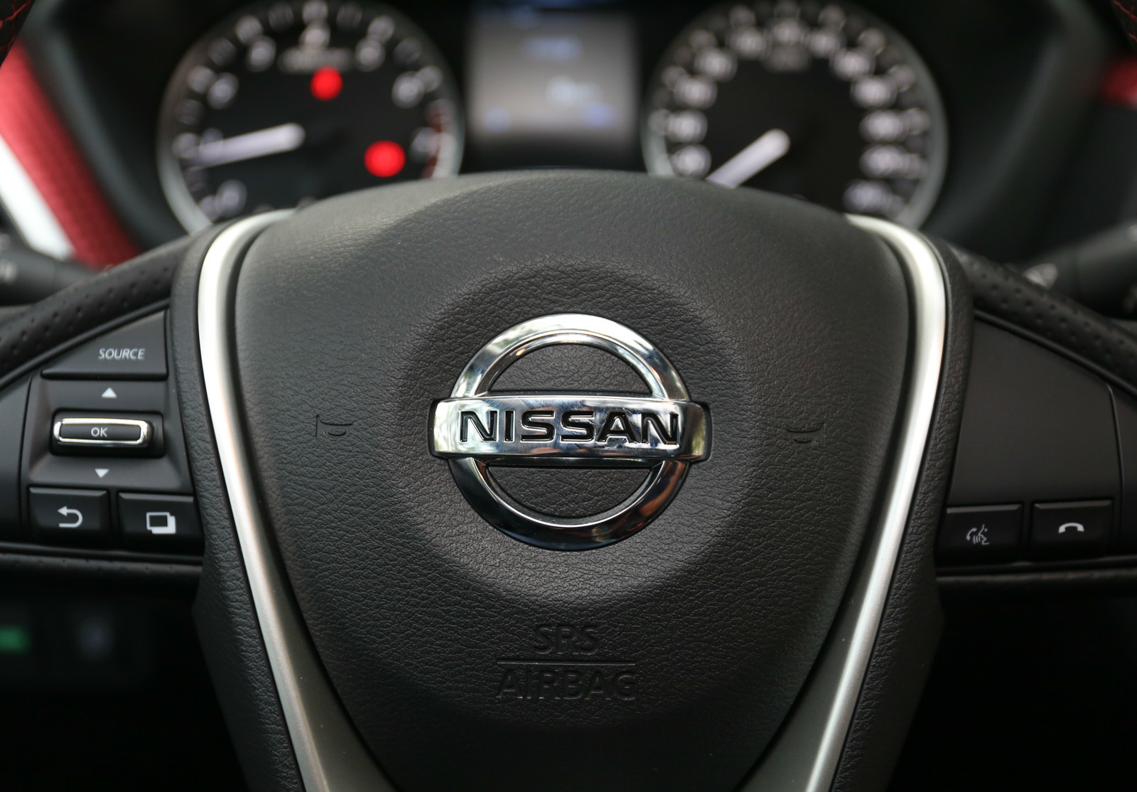 方向盘的logo很明显,可以有效的提高车主对汽车的认知