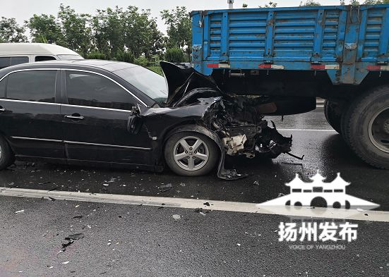 一死一伤!扬州一轿车追尾大货车,现场惨烈,原因竟是