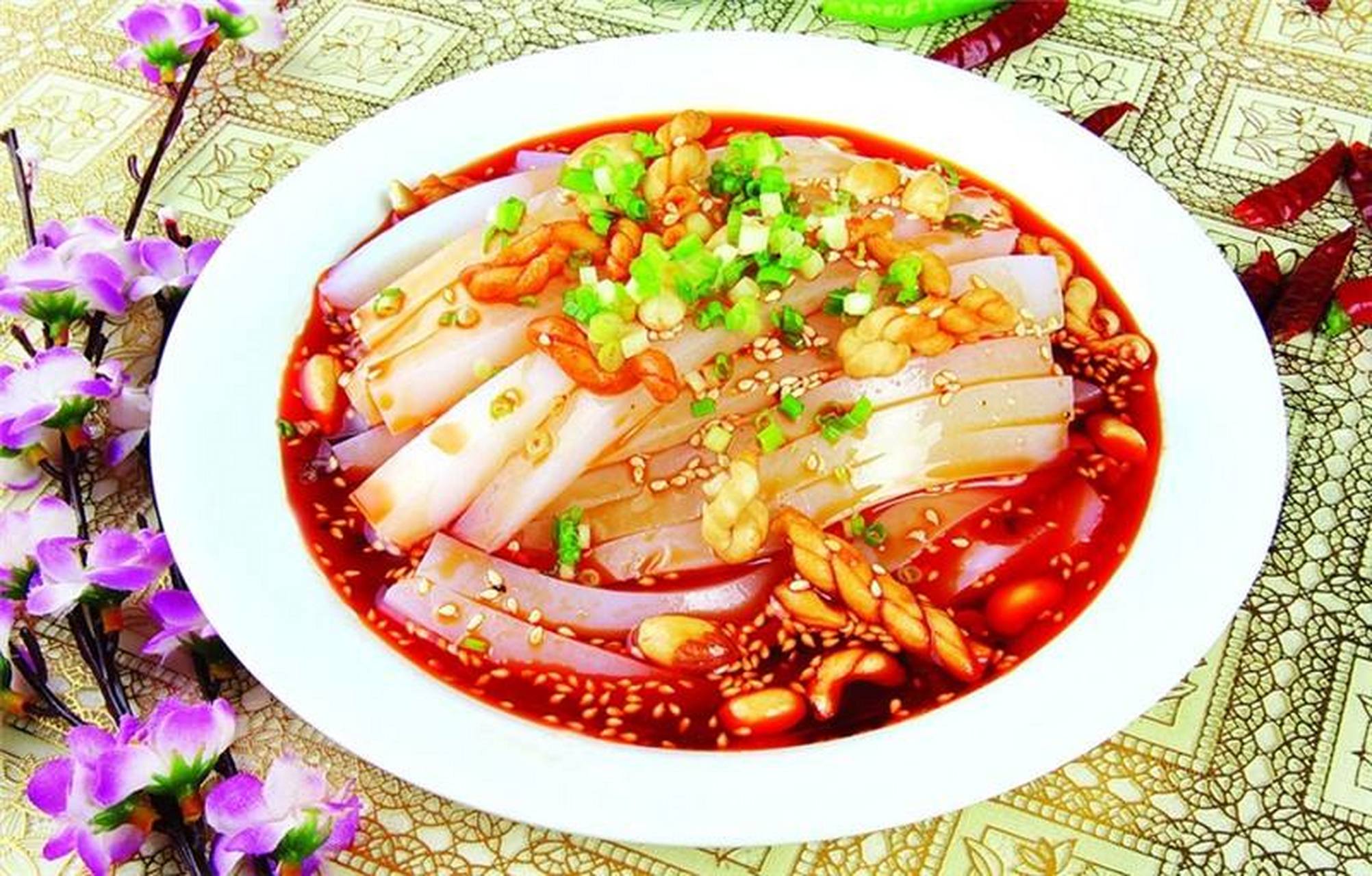 1,那绝对应该是刮凉粉!