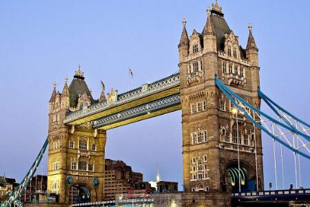 是英国伦敦一座标志性的宫殿,要塞,选址在泰晤士河.