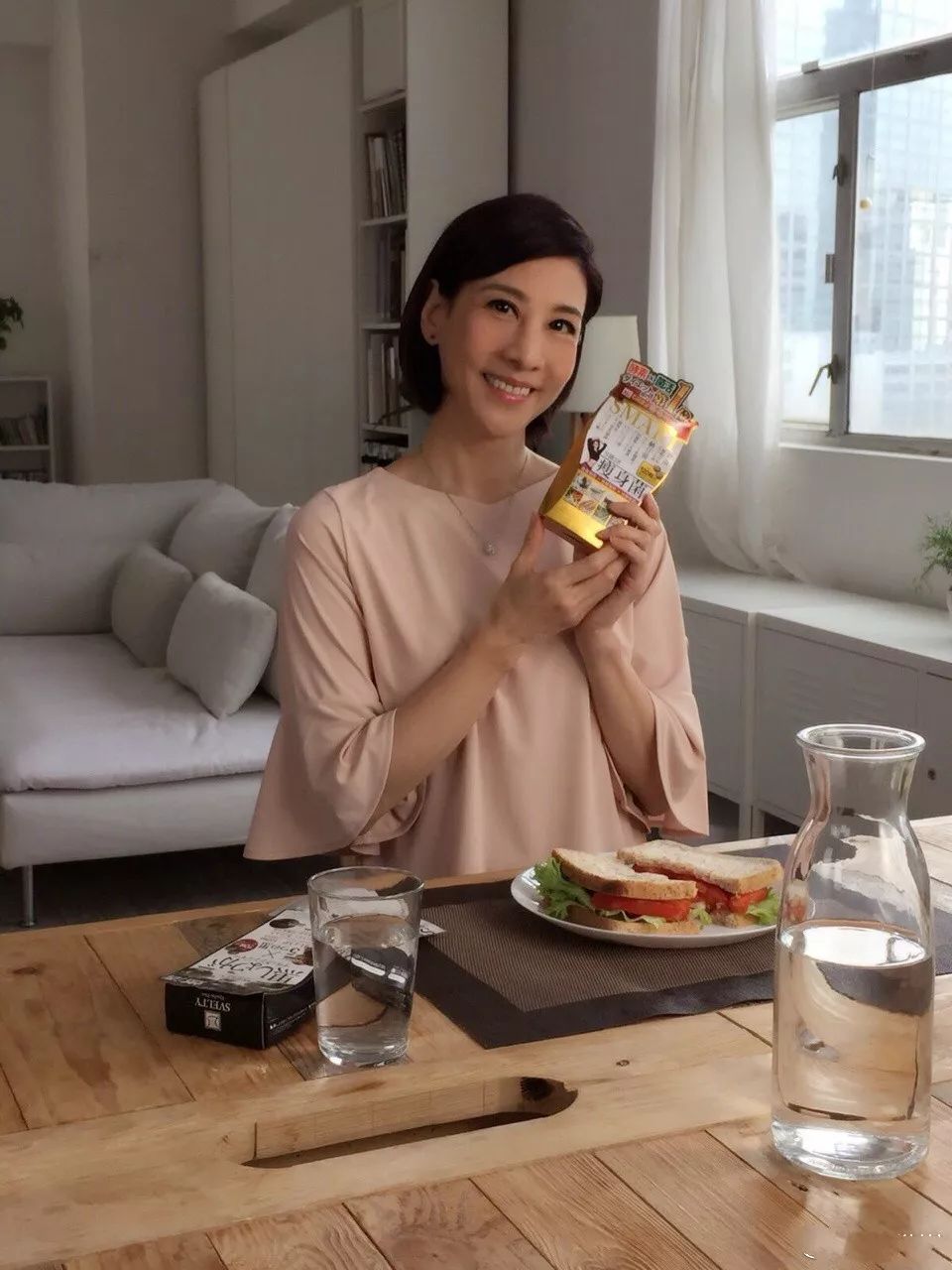 60岁林漪娸一身西装阔腿裤好优雅!短发好减龄,30岁不变的美貌