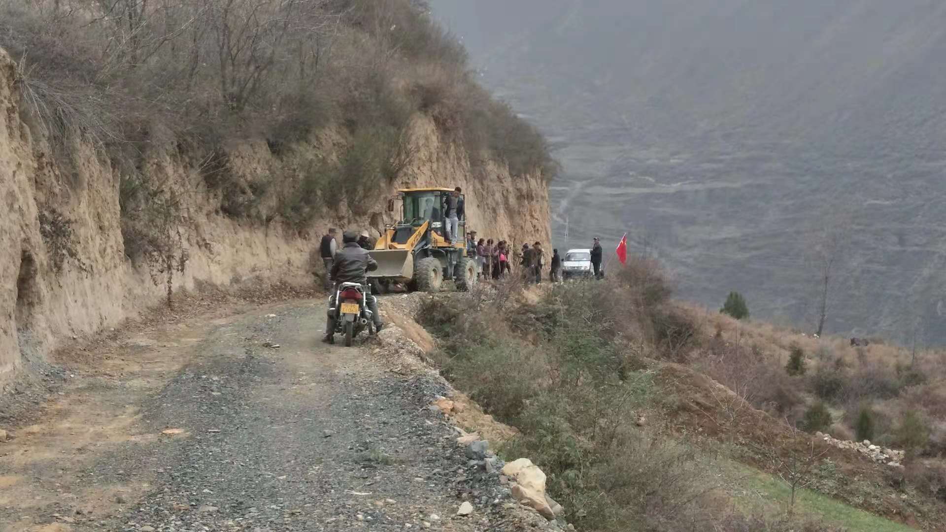 甘肃神陇南市礼县罗坝崖湾村两委班子积极参加到农村养路护路工作