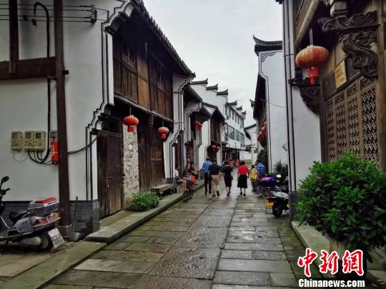 东方好莱坞的"造梦"路:光与影点亮乡村深邃"夜空"