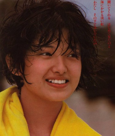 张子枫的笑容被何老师称像山口百惠,网友:她小时候的笑是阴影