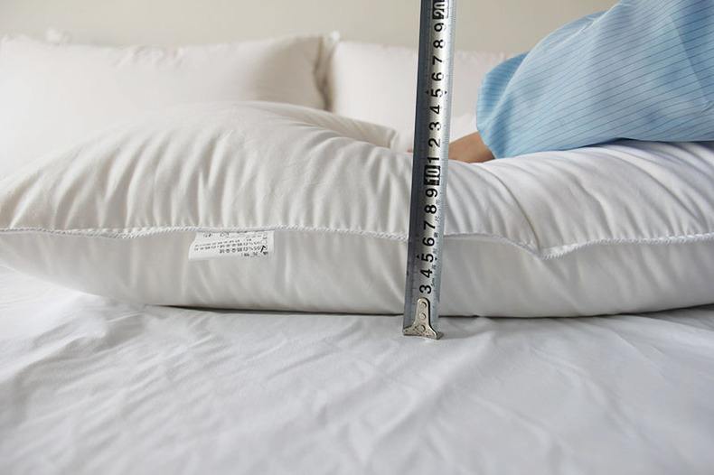 高度的选择跟人体的睡着时的睡姿有关,不同睡姿会给枕头上重力会不一