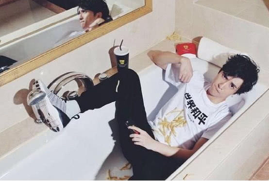 薛之谦晒出自己的豪宅,客厅设计了超大落地窗,黄浦江就在外面