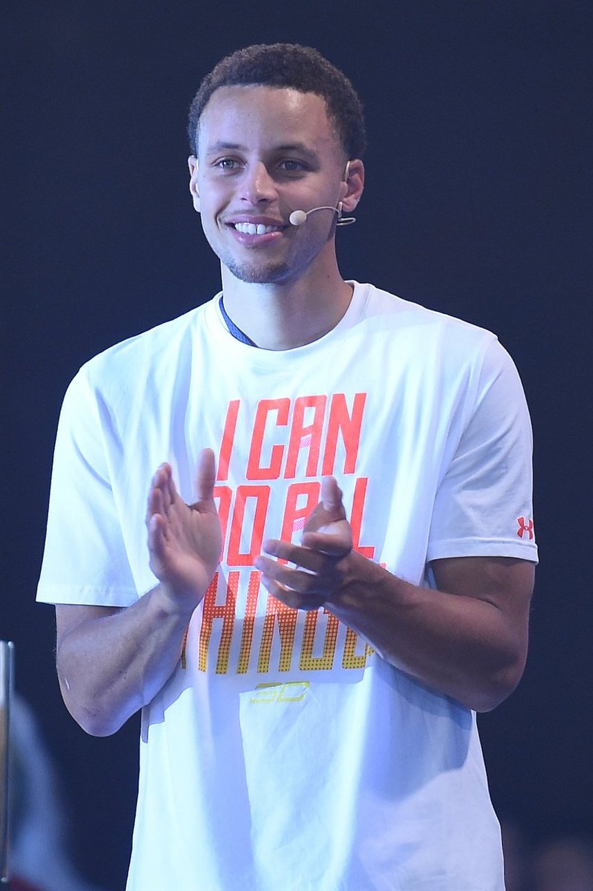 近日,勇士球星库里参加了节目《wired autocomplete interview》,当