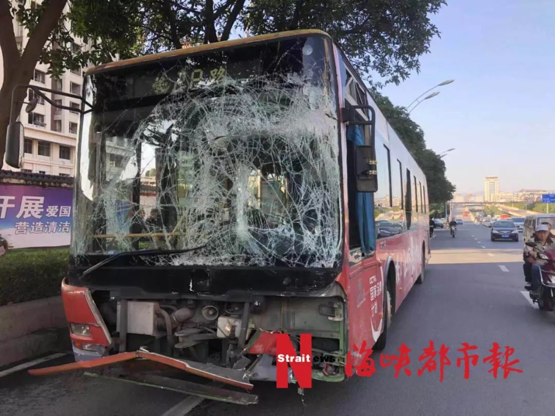 突发!福州五里亭高架桥下,公交车与货车相撞,4人受伤送医