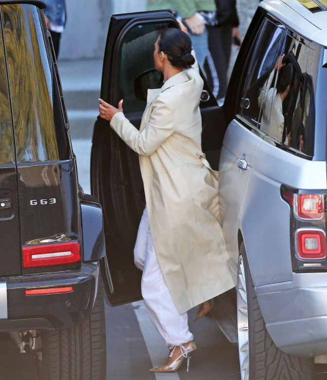 卡戴珊穿风衣踩恨天高,干练女强人装扮气场炸裂