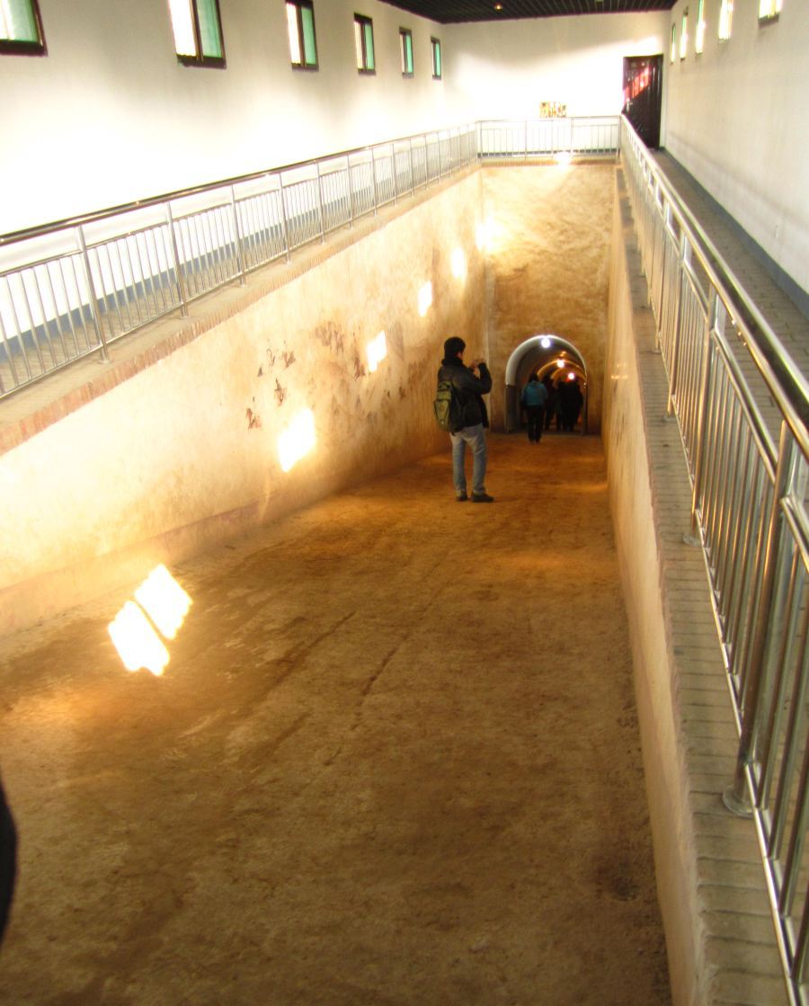 永泰公主墓于1960年至1962年发掘,是属封土堆墓,其墓穴是用砖砌 的,由