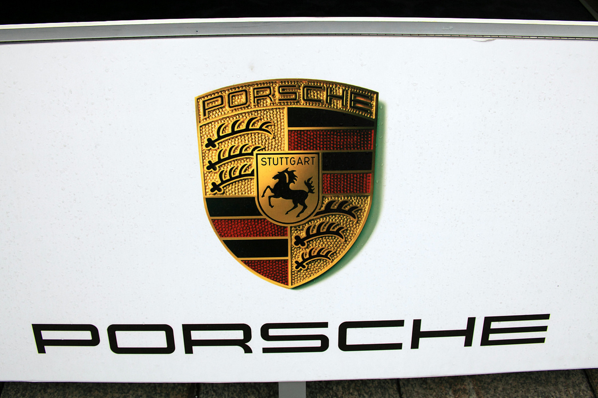 第十名:宝马  宝马车标  宝马车标中蓝白相间的方格设计受到宝马总部