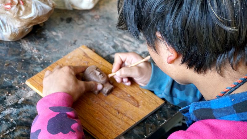 泥塑渐渐褪去距离感,包括泥塑作品在内的热贡艺术品逐渐热销起来