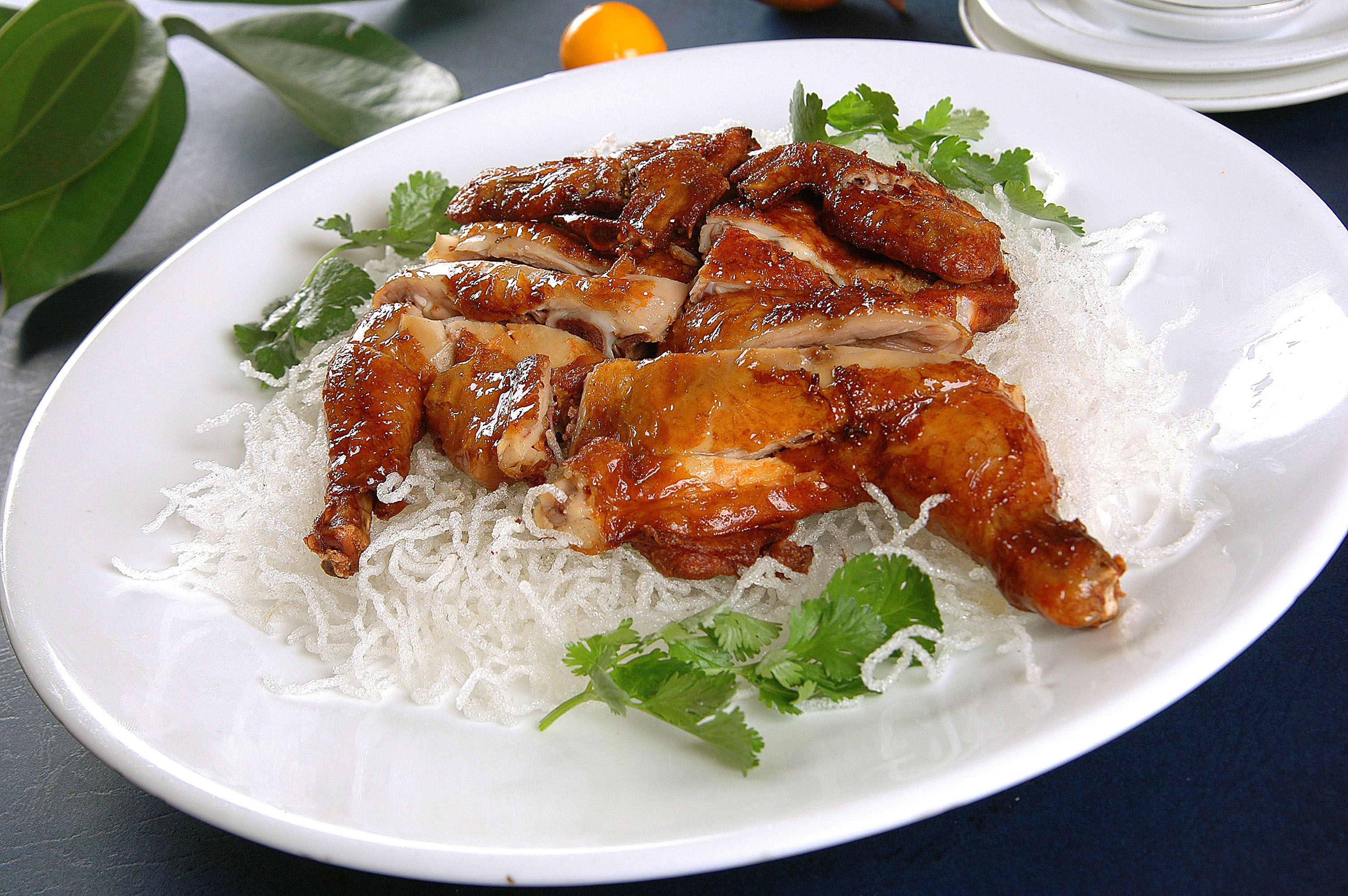 奥尔良烤鸡:这道菜想必大家都不会陌生,其味道更是深入人心,吃过的人