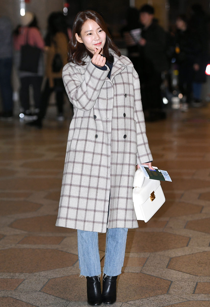 近日,韩胜妍在首尔机场现身,一件经典简约的格纹外套配上休闲的牛仔裤