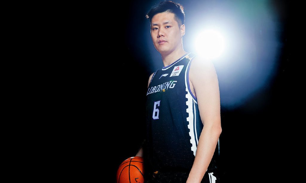 辽篮男团炫酷写真 郭艾伦浅笑领衔 新赛季加油!