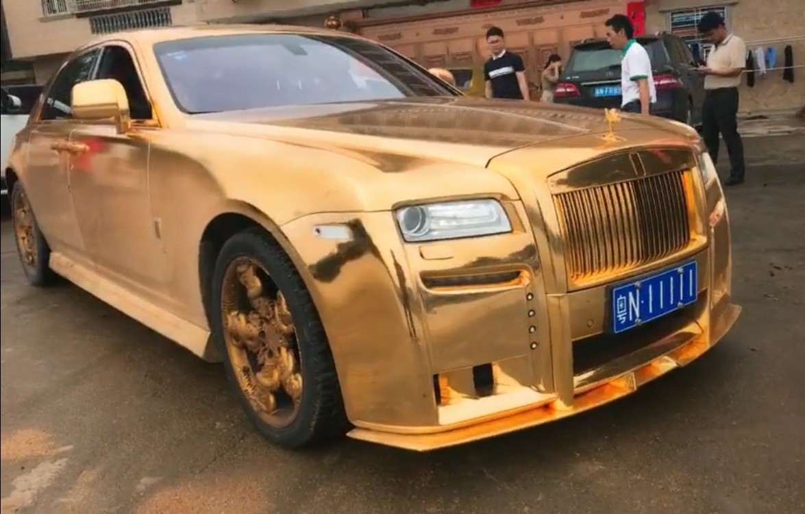 最近抖音很火的黄金龙车,这部劳斯莱斯车主不简单!