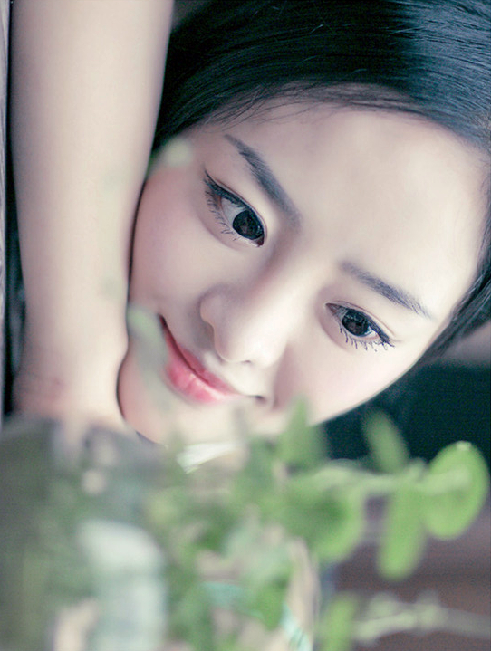 镜头下一个那秀发飘逸的水灵可爱姑娘