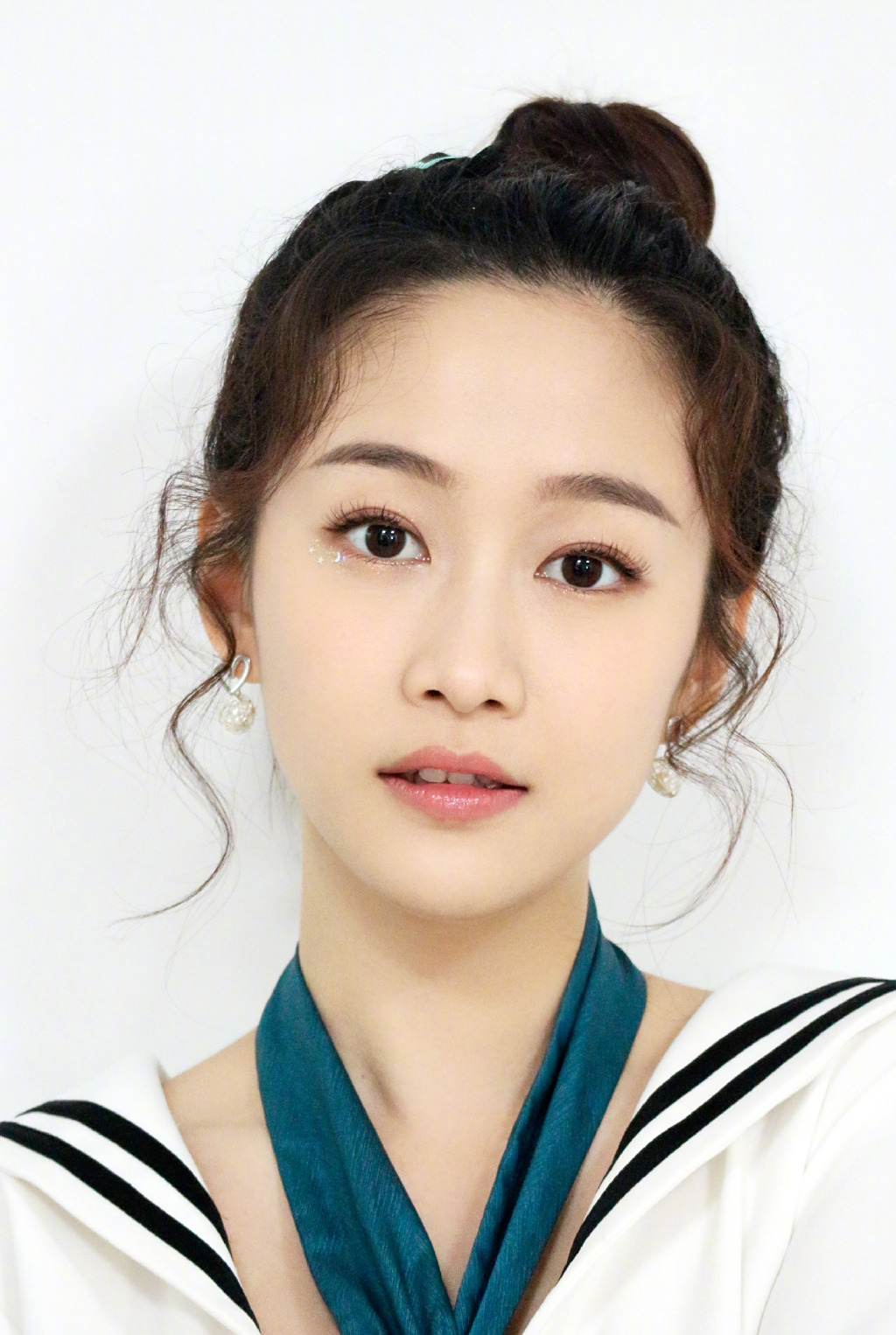 29岁的刘美含晒美照啦,可爱乖巧的丸子头,穿得像个18岁的小学妹