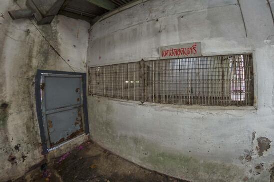 这座死囚牢房鲜少有犯人生还,废弃后更加阴森恐怖
