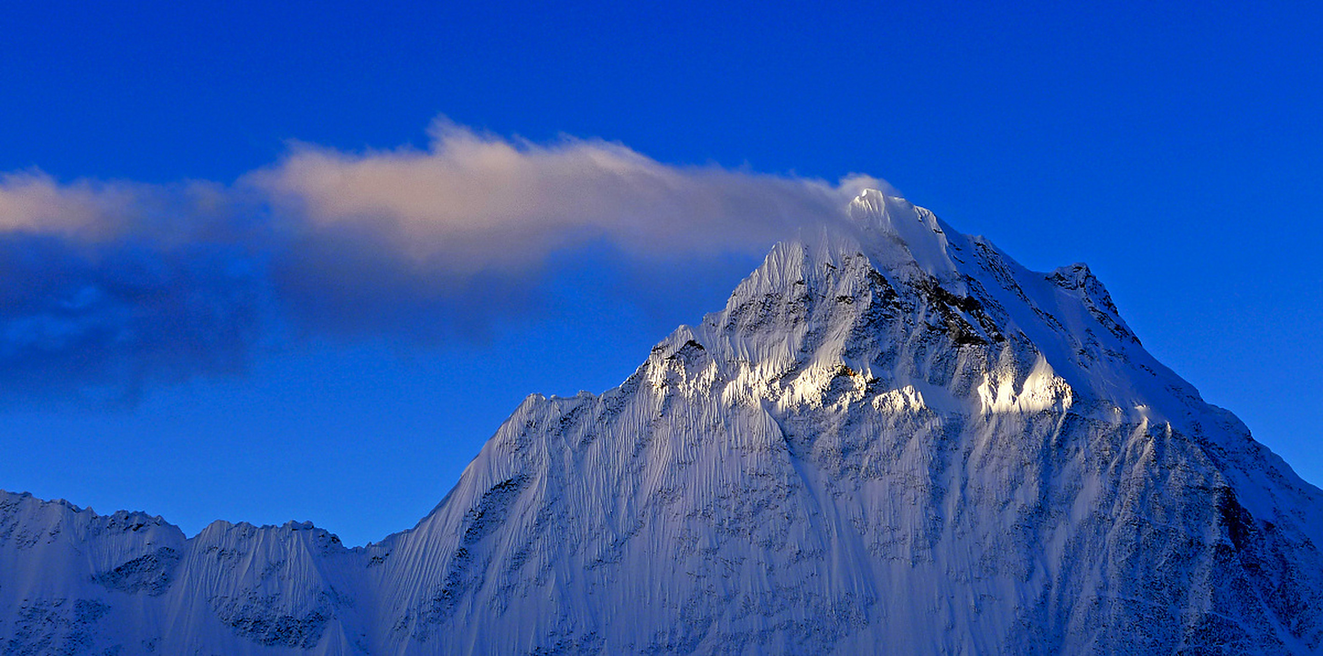 我国科考队成功登顶世界第六高峰卓奥友峰   10月1日上午9时15分,