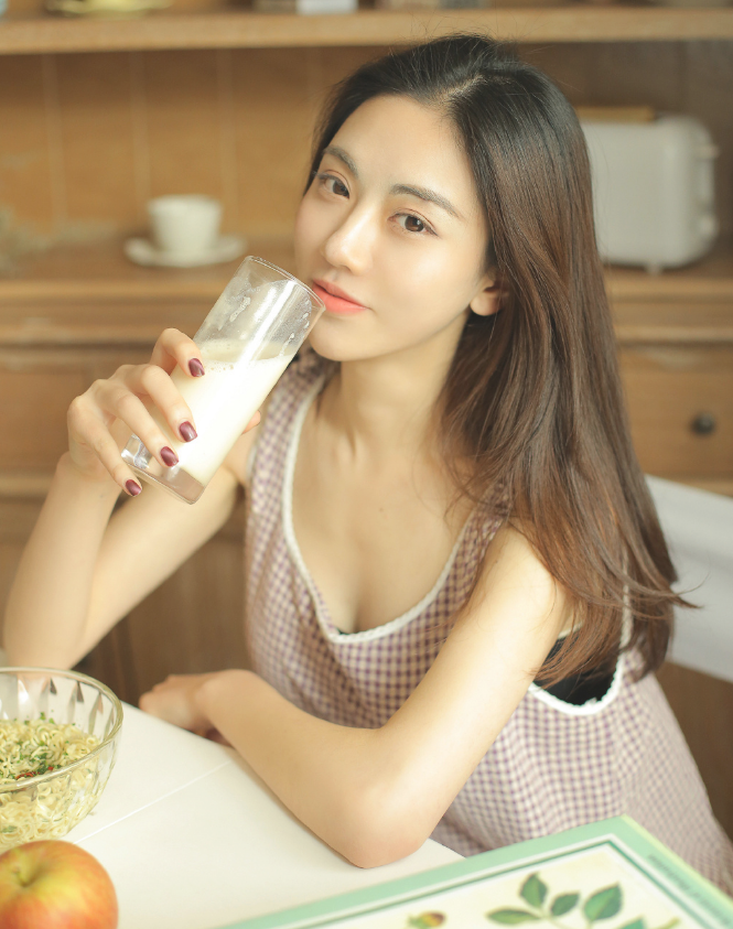 喝水的姿态,也是非常优美
