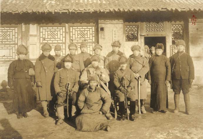 抗日英雄邓铁梅被捕,拒绝高官厚禄诱降,折扇上题14字英勇就义