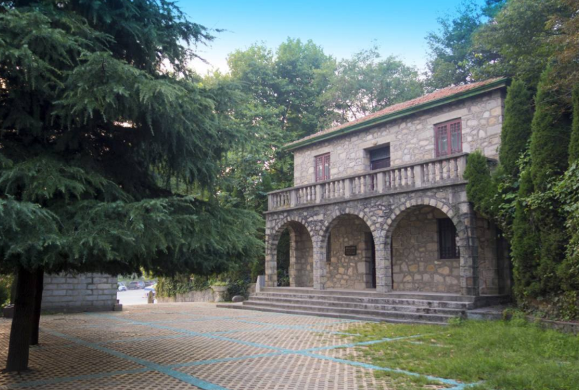 1903年至1949年间,鸡公山的万绿丛中,秀峰溪旁先后建起了500余幢别墅
