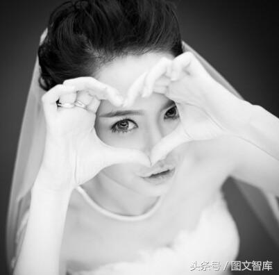 戚薇顽皮可爱的黑白照