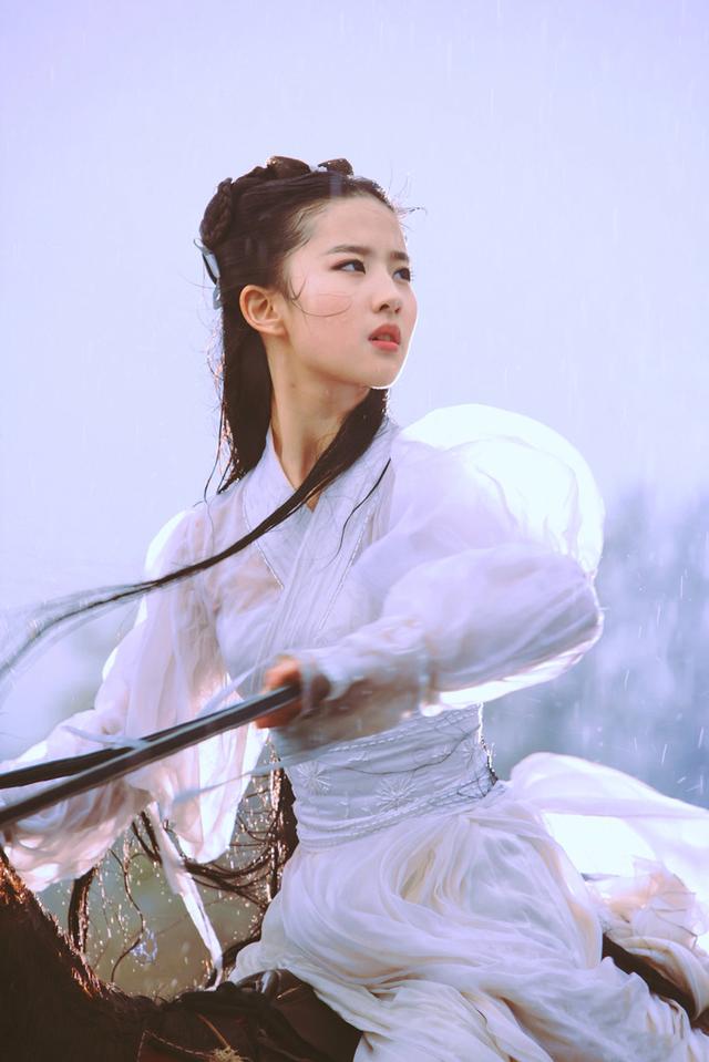 影视剧中穿银白色古装的10位女星:热巴成熟,赵丽颖杨幂太美了!